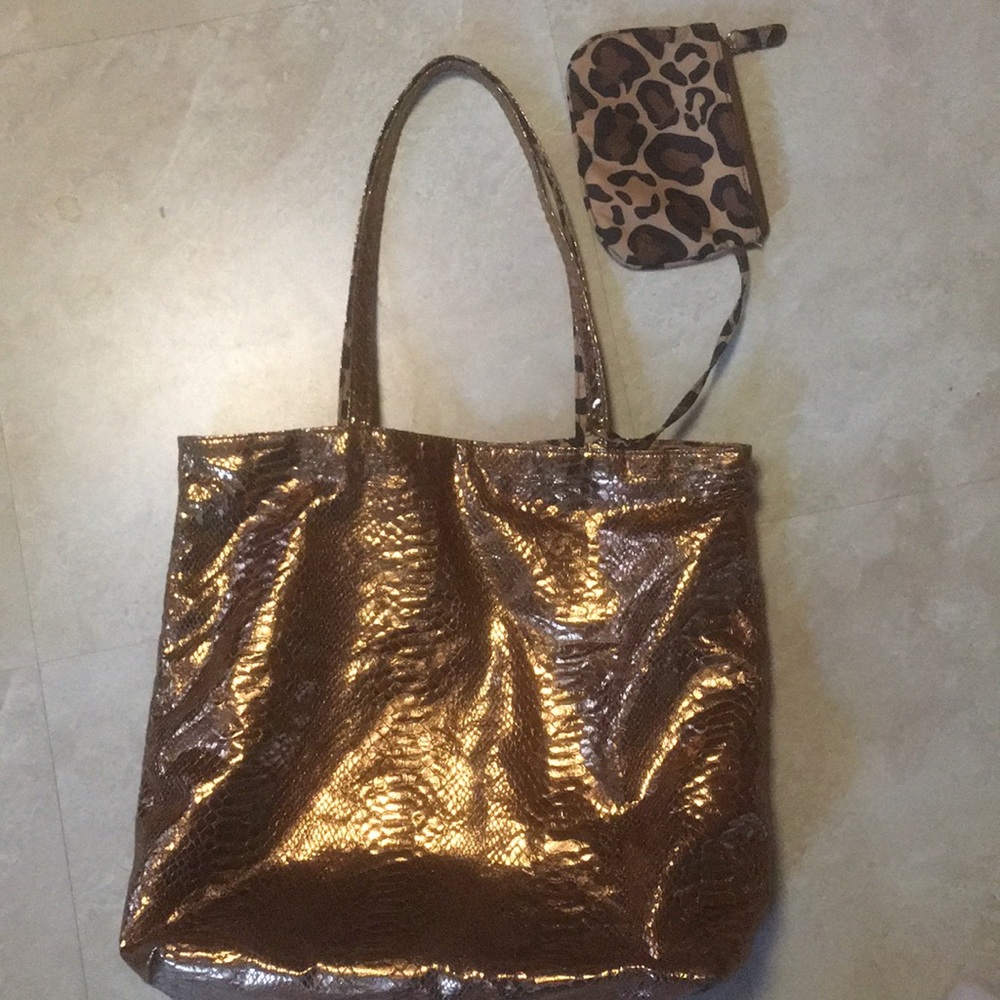 Reversible Tote!!! With change purse included